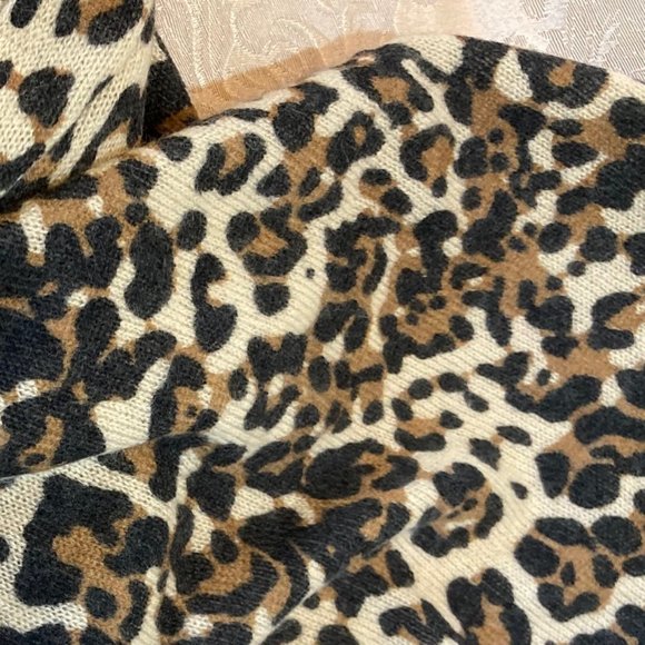 NWT Vince Camuto Cashmere Leopard-Print Scarf - Picture 5 of 5